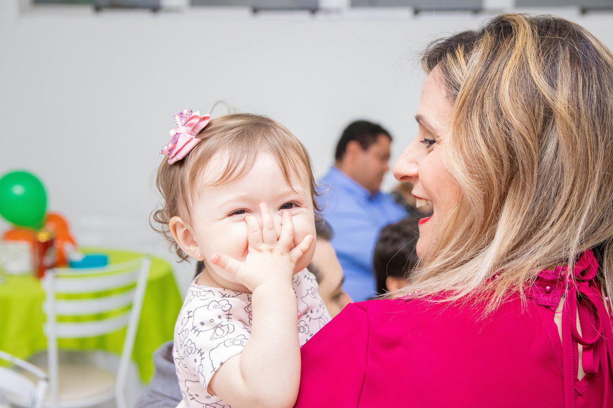 Nenê sorrindo e mandando beijo