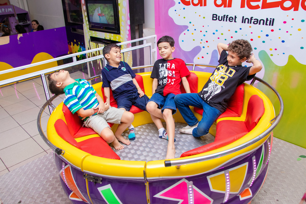 Meninos brincando na labamba