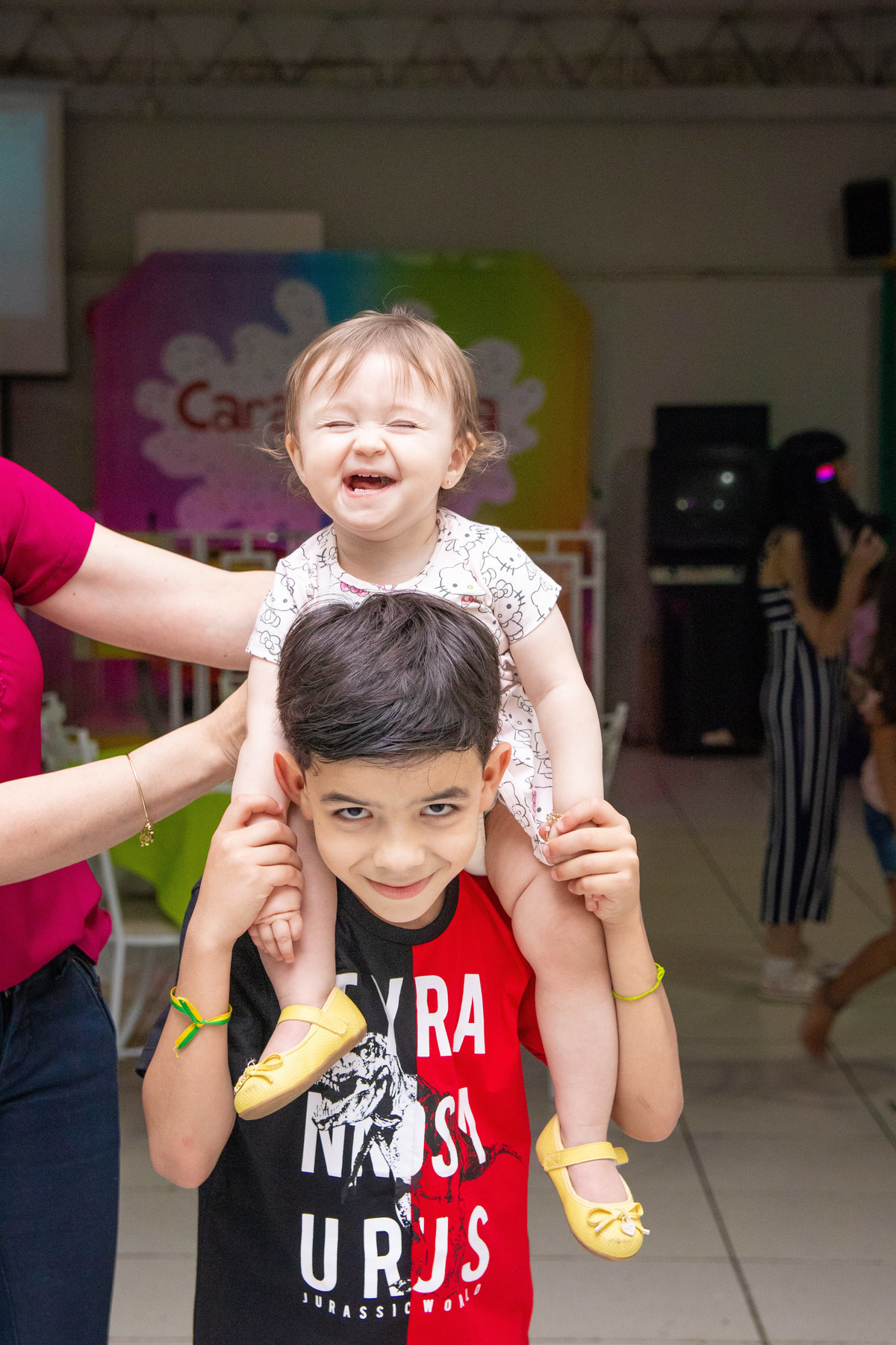 Aniversariante e convidada rindo para a foto