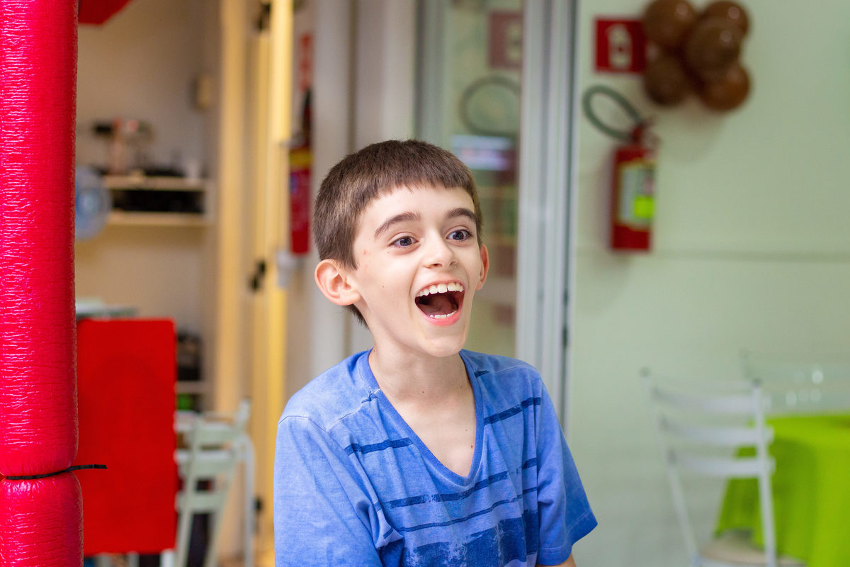 Convidado sorrindo surpreso em aniversário