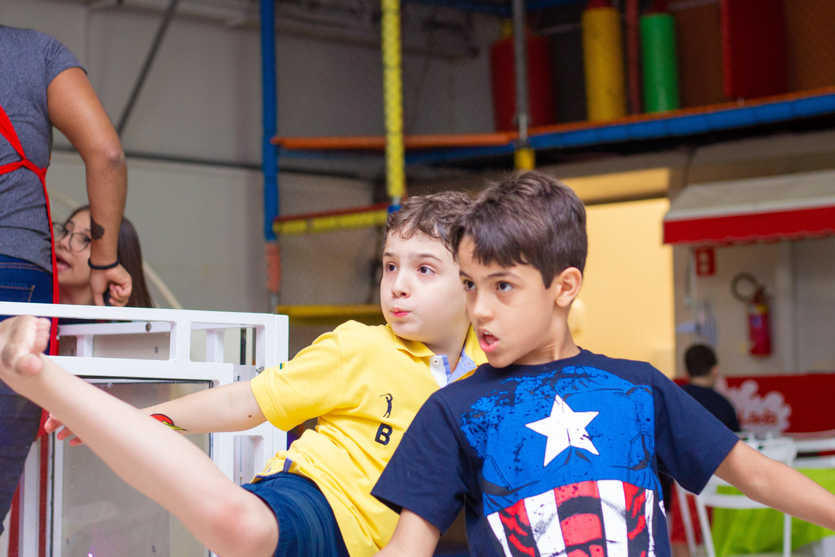 Amigos lutando em video game