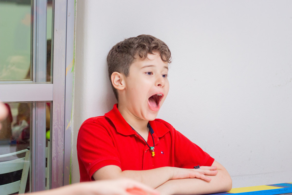 Menino surpreso e fazendo careta em aniversário
