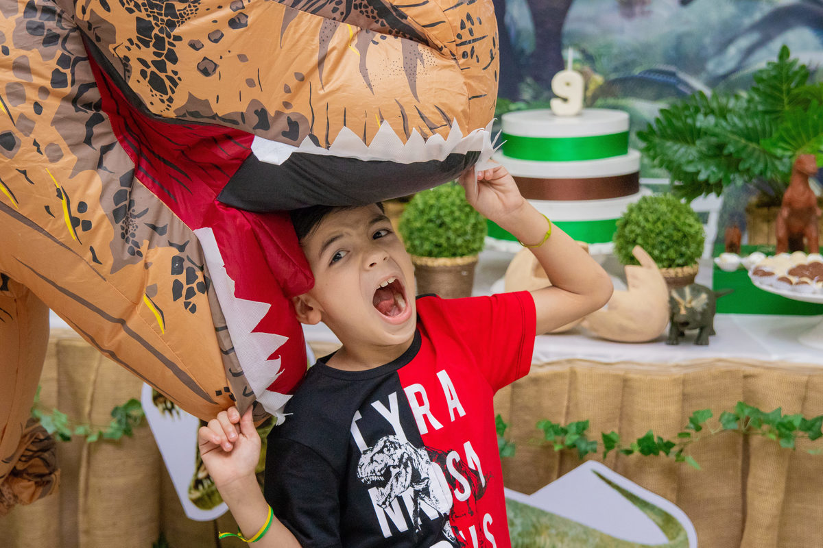 Aniversariante brincando com dinossauro