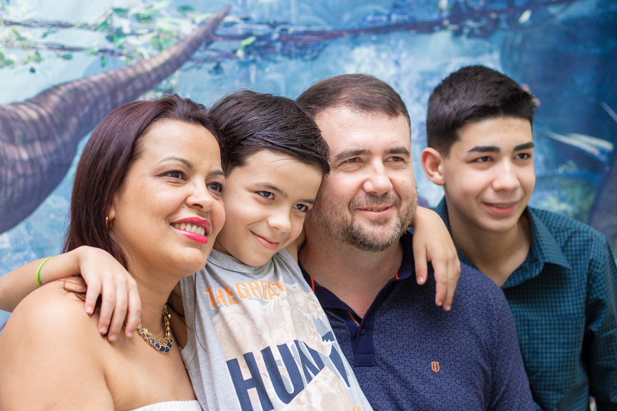 Foto com a família na mesa do bolo