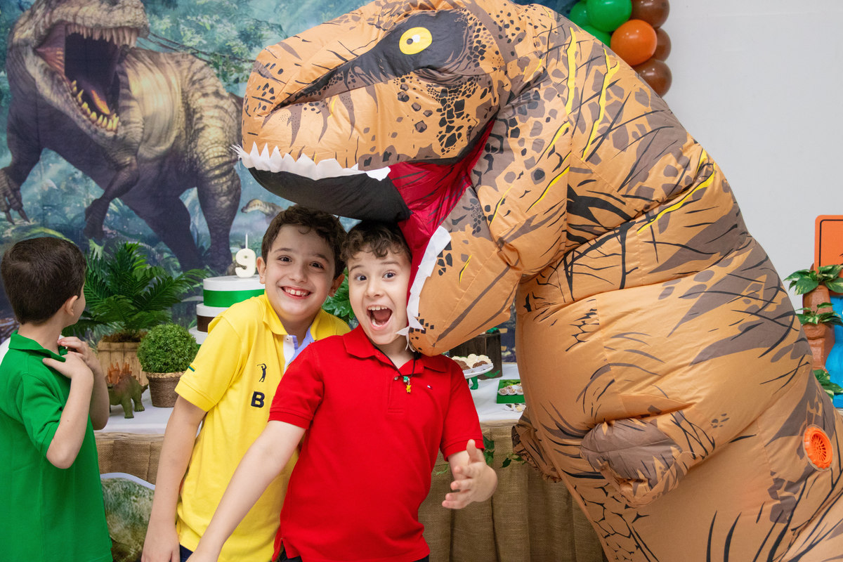 amigos brincando com o dinossauro