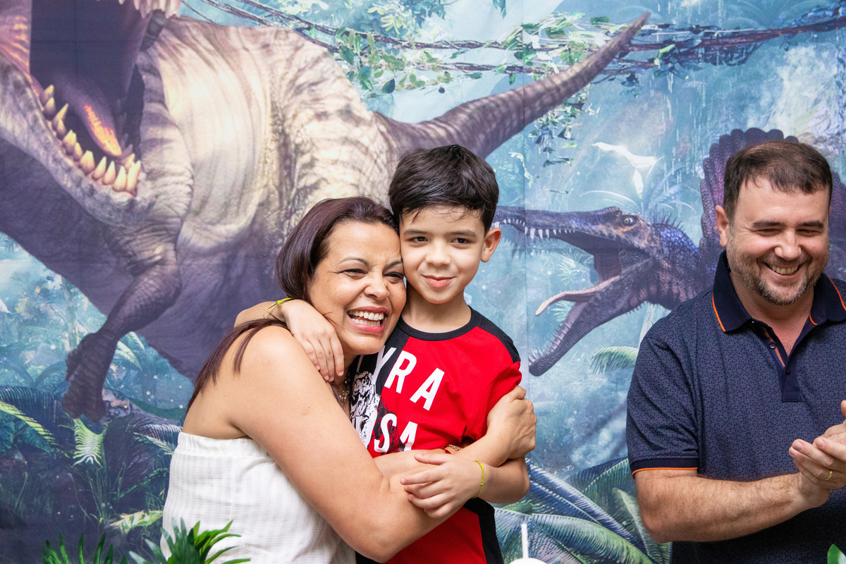 Aniversariante e sua família comemorando sua festa