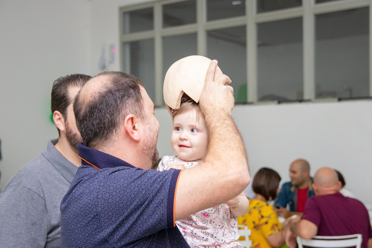 Nenê brincando com ovo de dinossauro