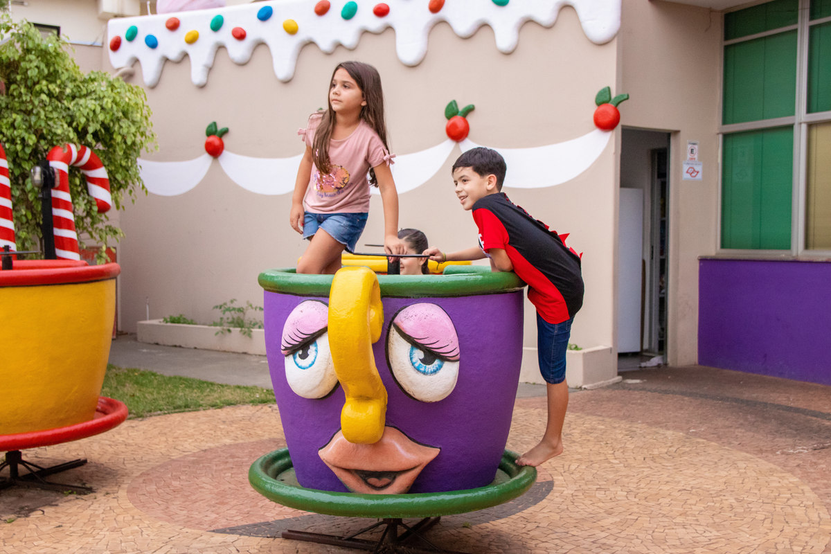 Amigos brincando na roda de xícara