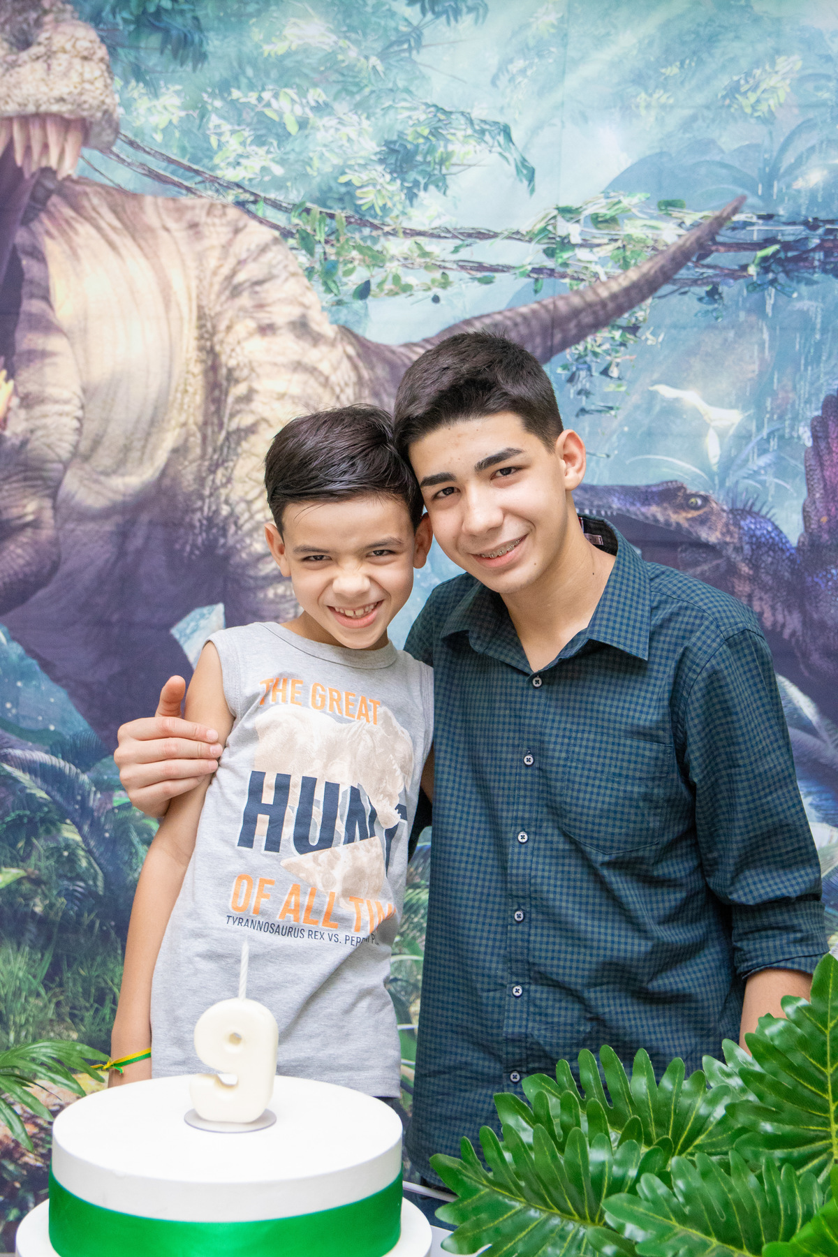 Aniversariante e seu irmão na mesa do bolo