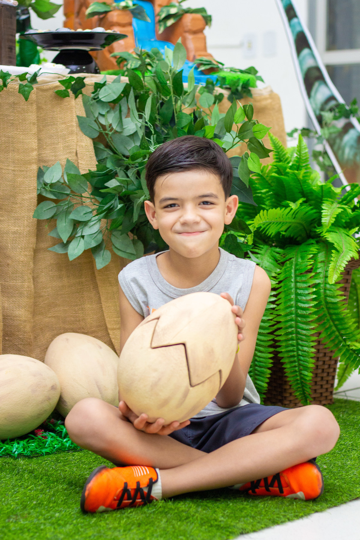 Aniversariante brincando com ovos de dinossauro