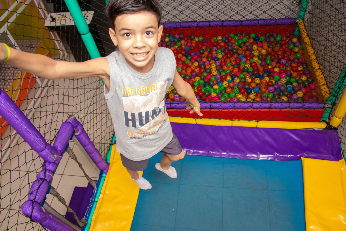 Aniversariante brincando na cama elástica