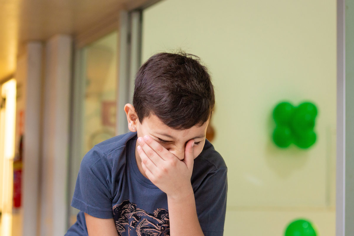 Menino rindo em aniversário infantil