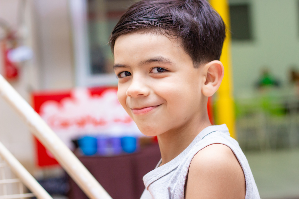 Aniversariante sorrindo para a câmera