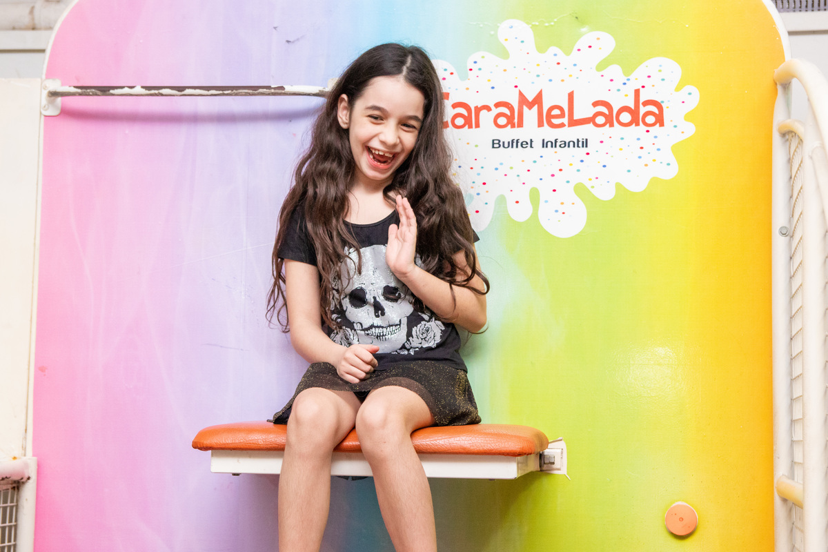 Menina brincando no tombo legal