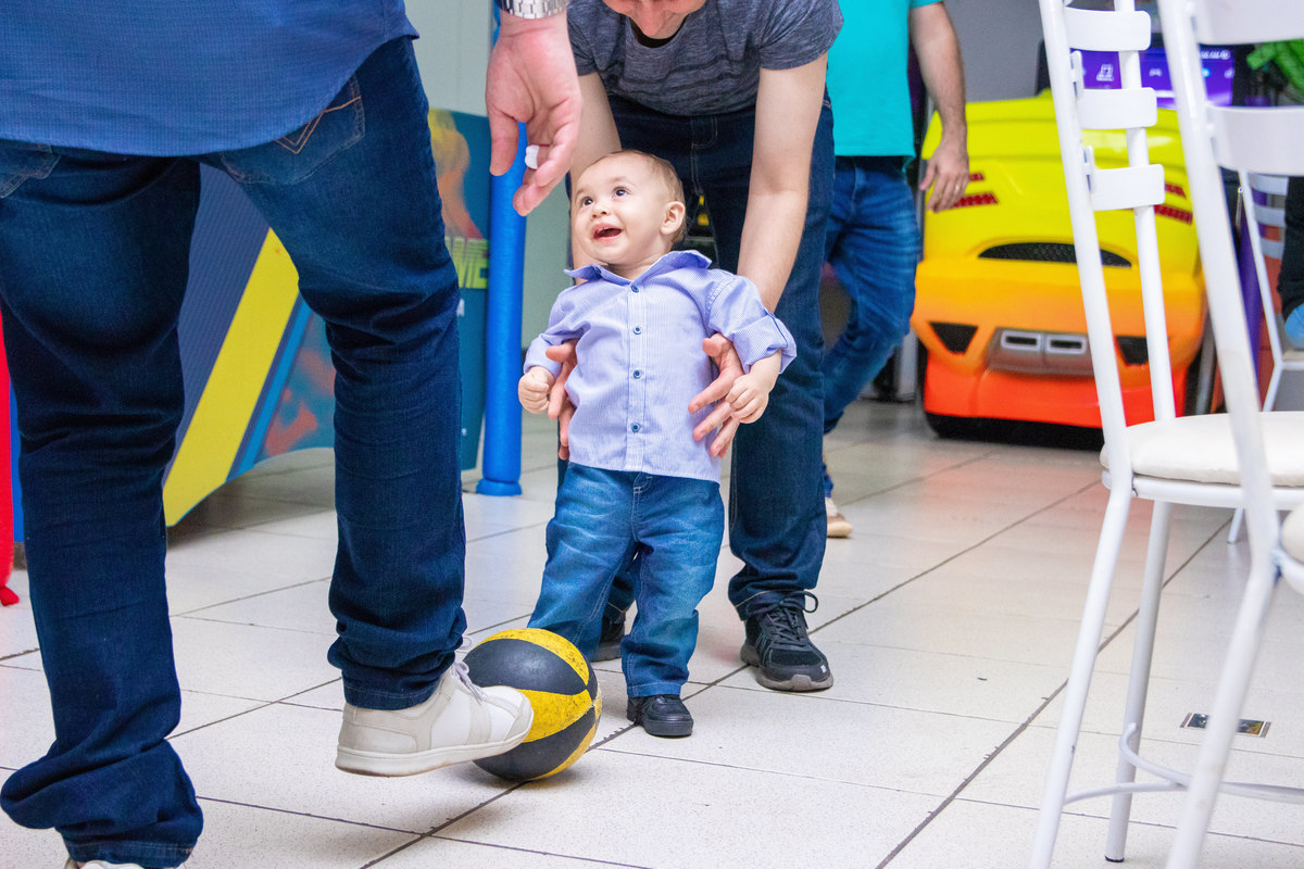 Aniversariante jogando bola