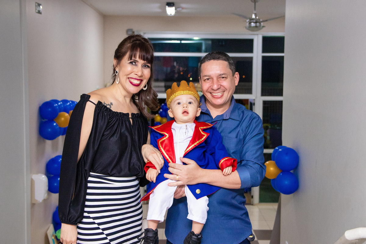 Pais e aniversariante sorrindo para a foto