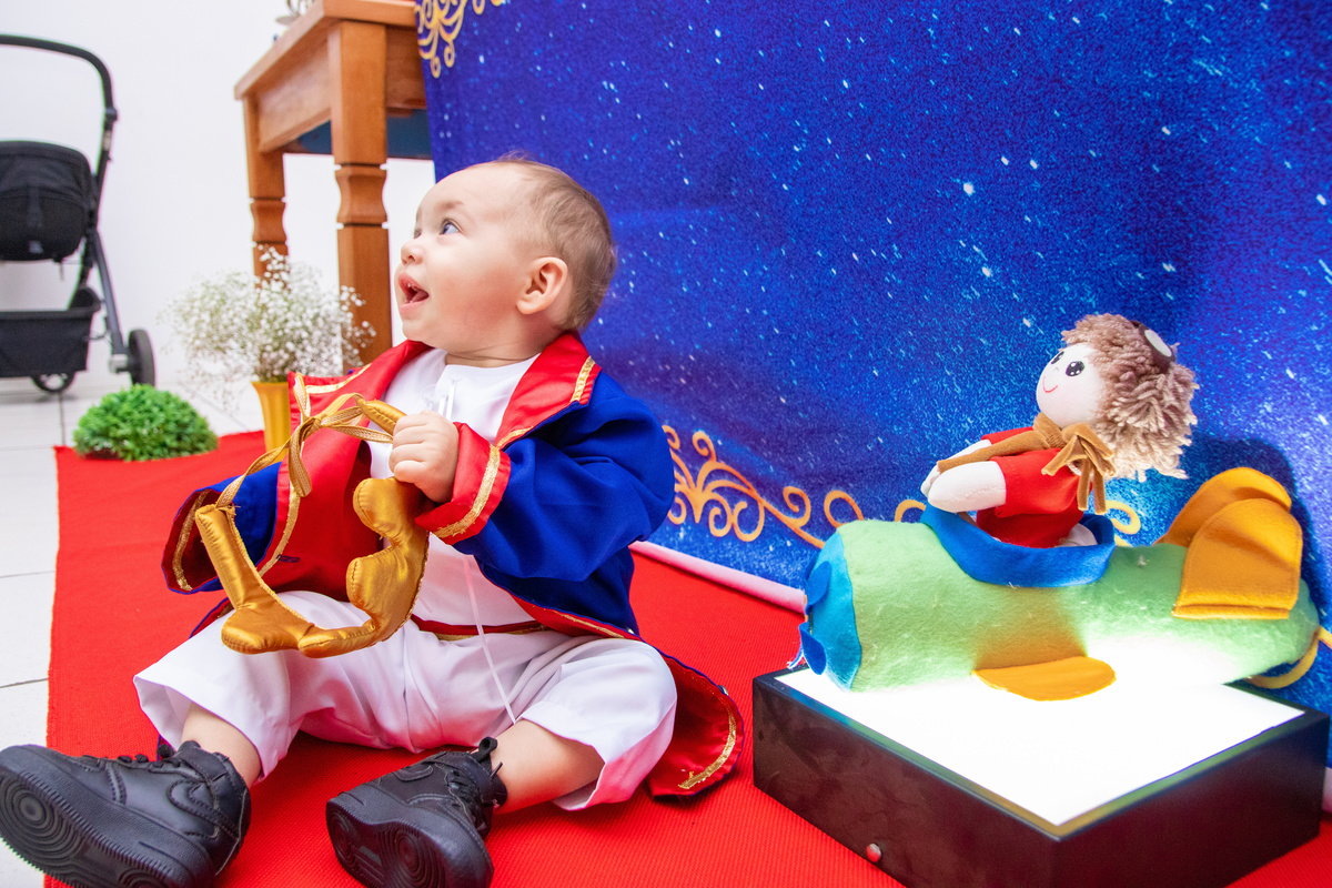 Aniversariante fantasiado de pequeno príncipe