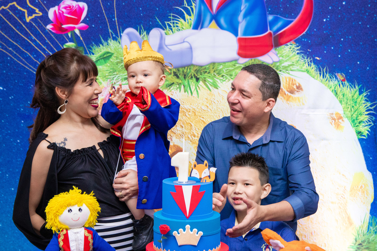 Hora do parabéns, família reunida na mesa do bolo