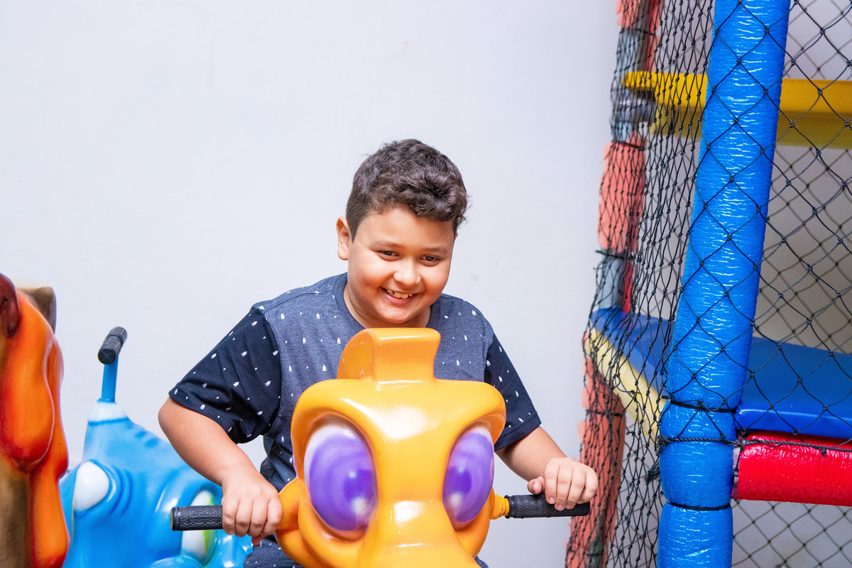 menino brincando no aniversário infantil
