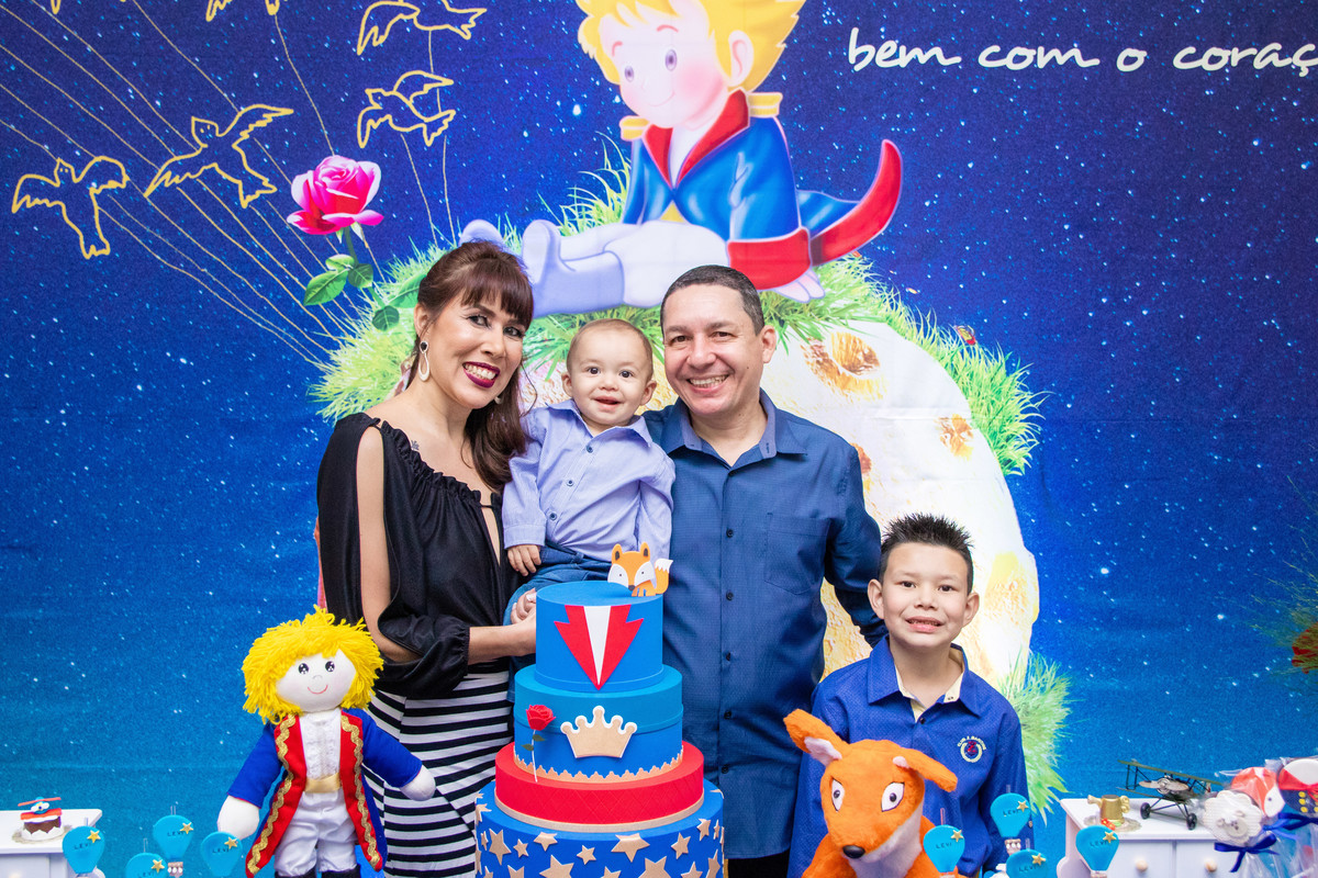 Foto com a família na mesa do bolo