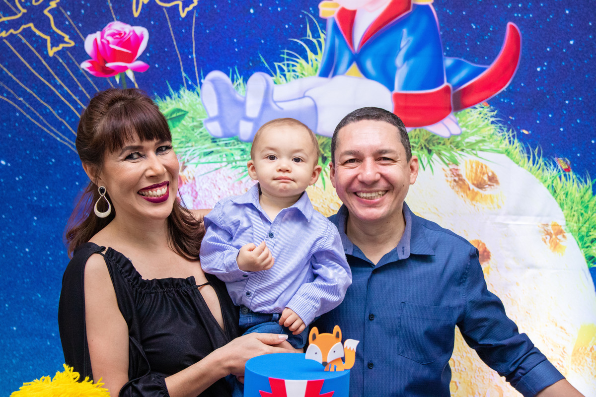 Foto com os pais na mesa do bolo