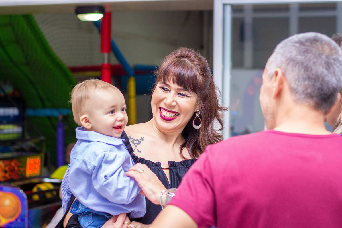 Aniversariante sorrindo em sua festa