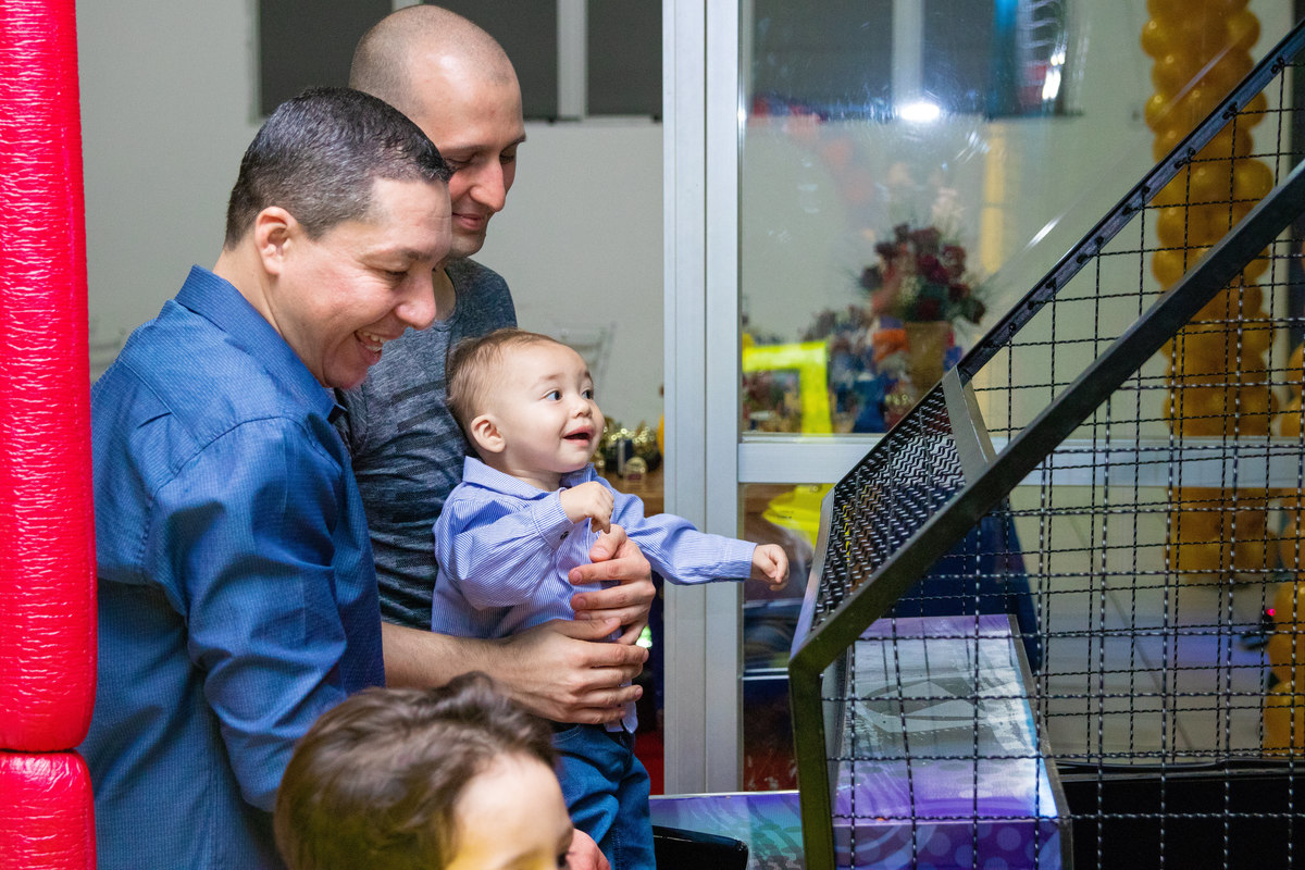 Aniversariante jogando basquete