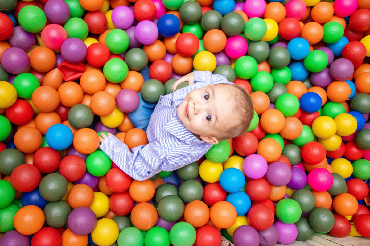 Aniversariante brincando na piscina de bolinha