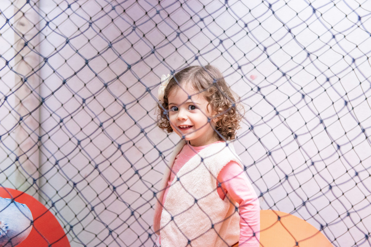 Menina sorrindo para a foto em aniversário infantil
