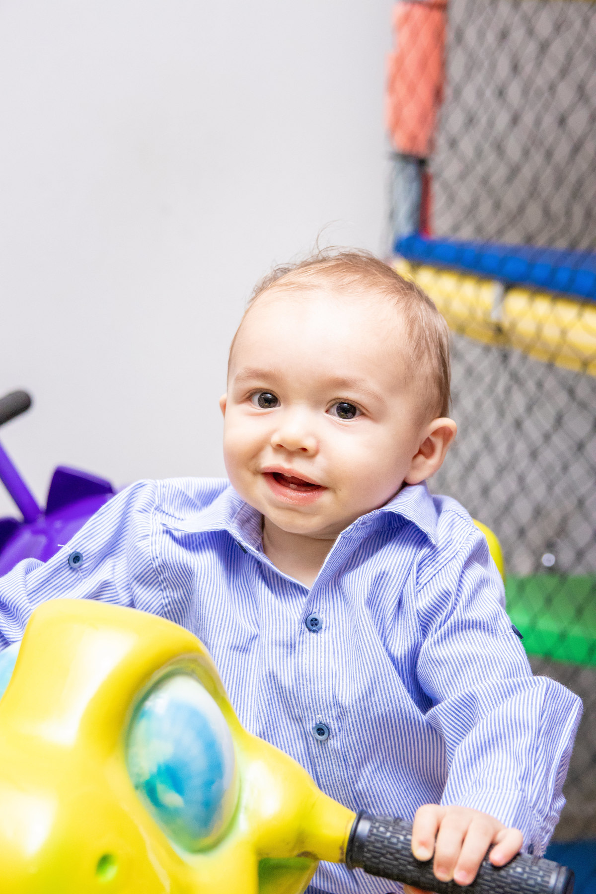 Aniversariante sorrindo em sua festa