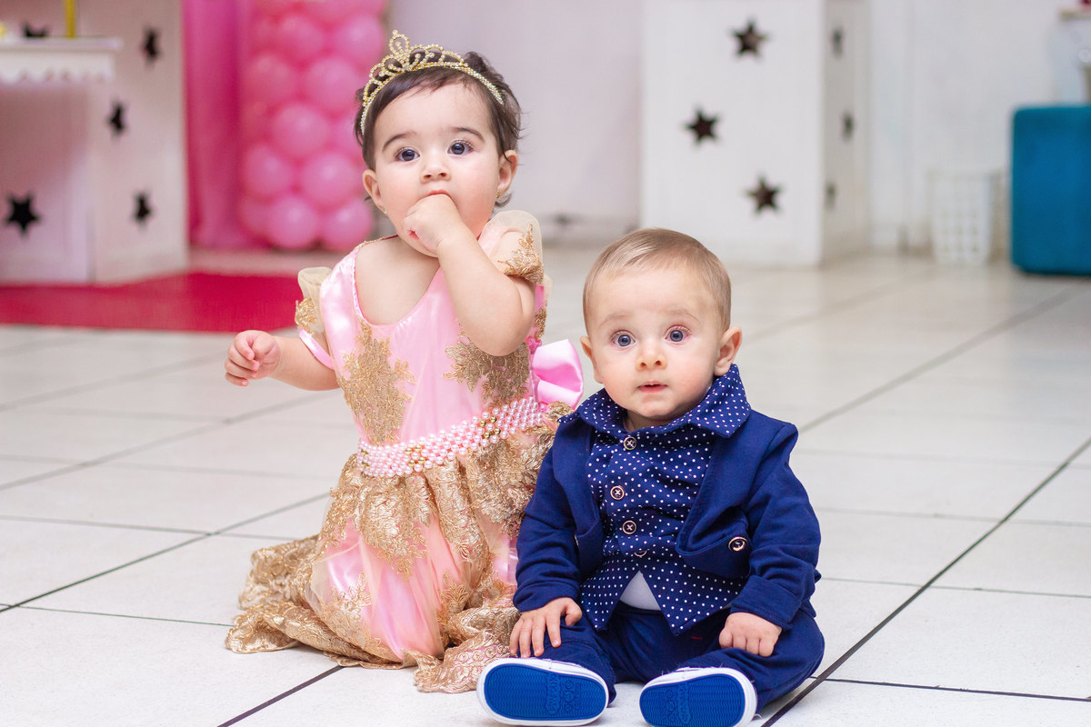 aniversariante e convidado sentados no chão