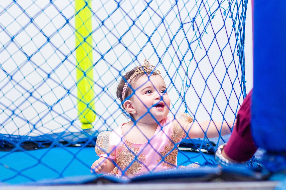 aniversariante de 1 ano brincando na cama elástica