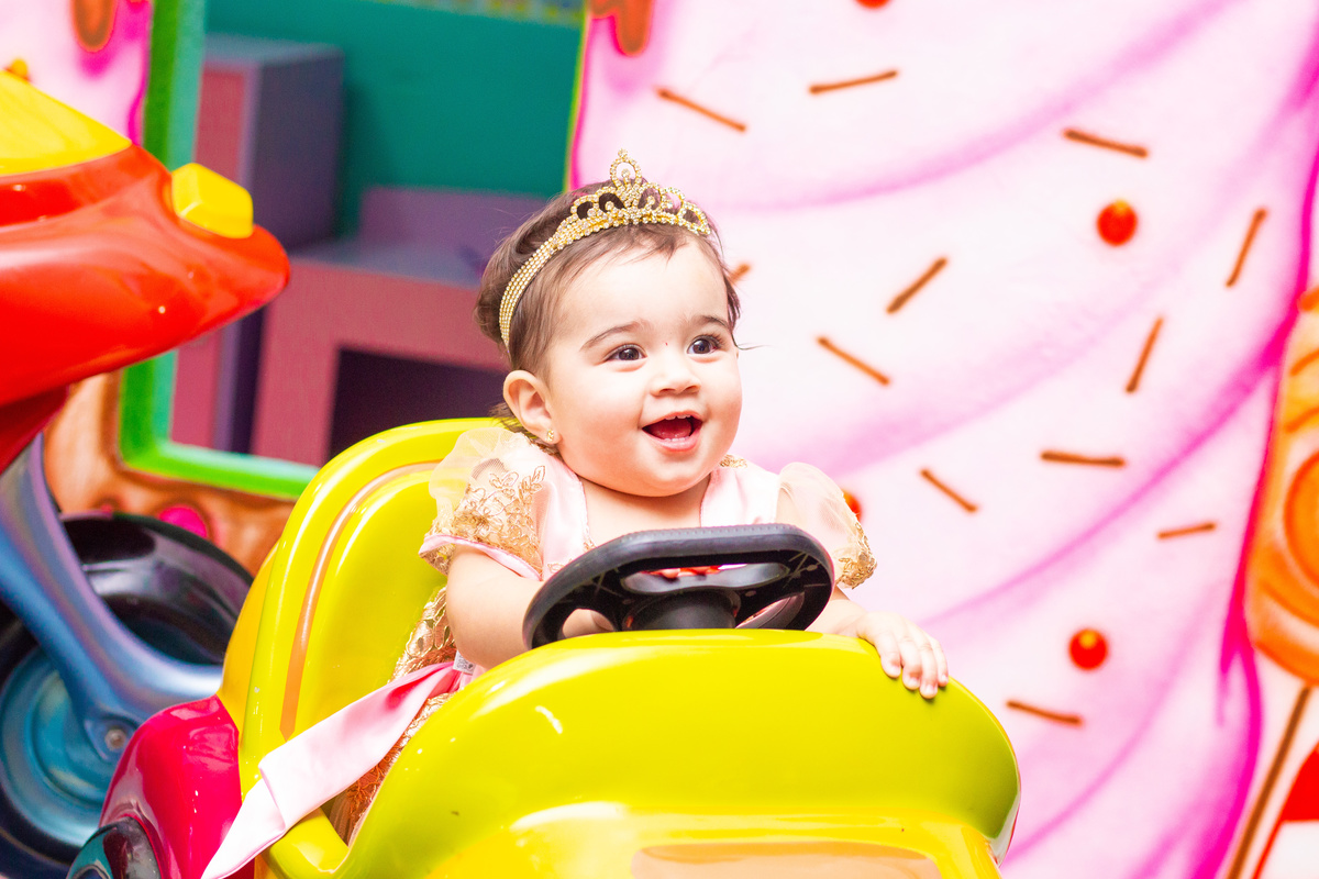 aniversariante brincando de dirigir em seu aniversário