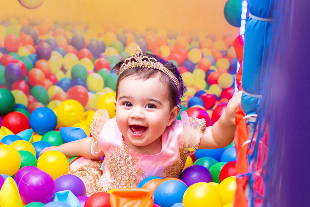 nenê de 1 ano brincando na piscina de bolinhas 