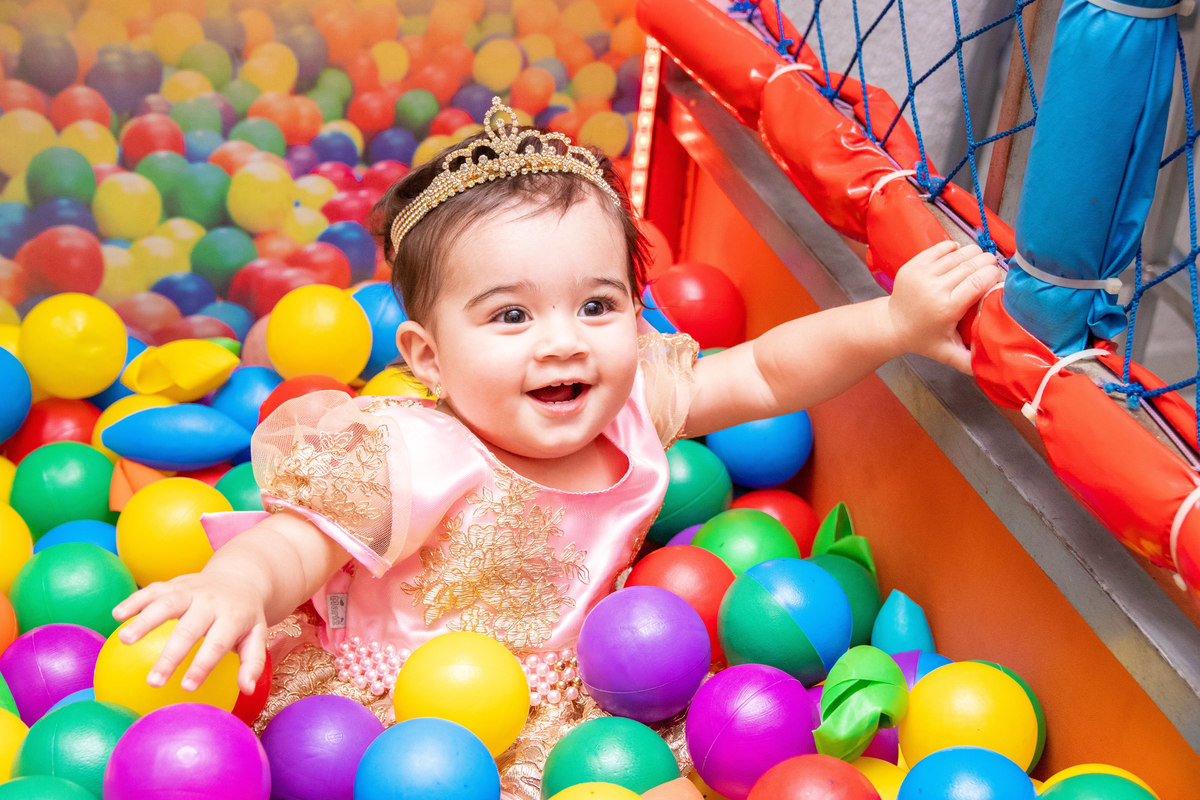 aniversariante brincando na piscina de bolinhas