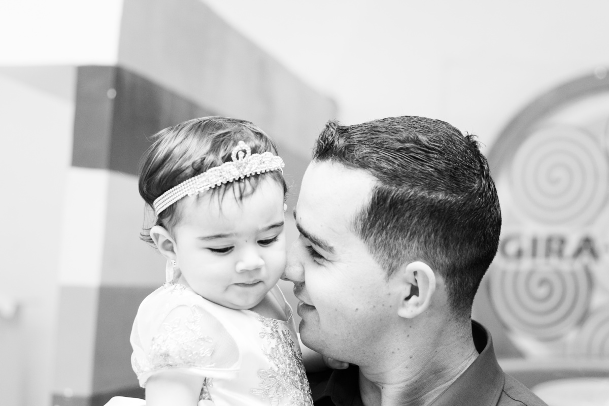 pai dando um cheiro na filha em sua festa de aniversário