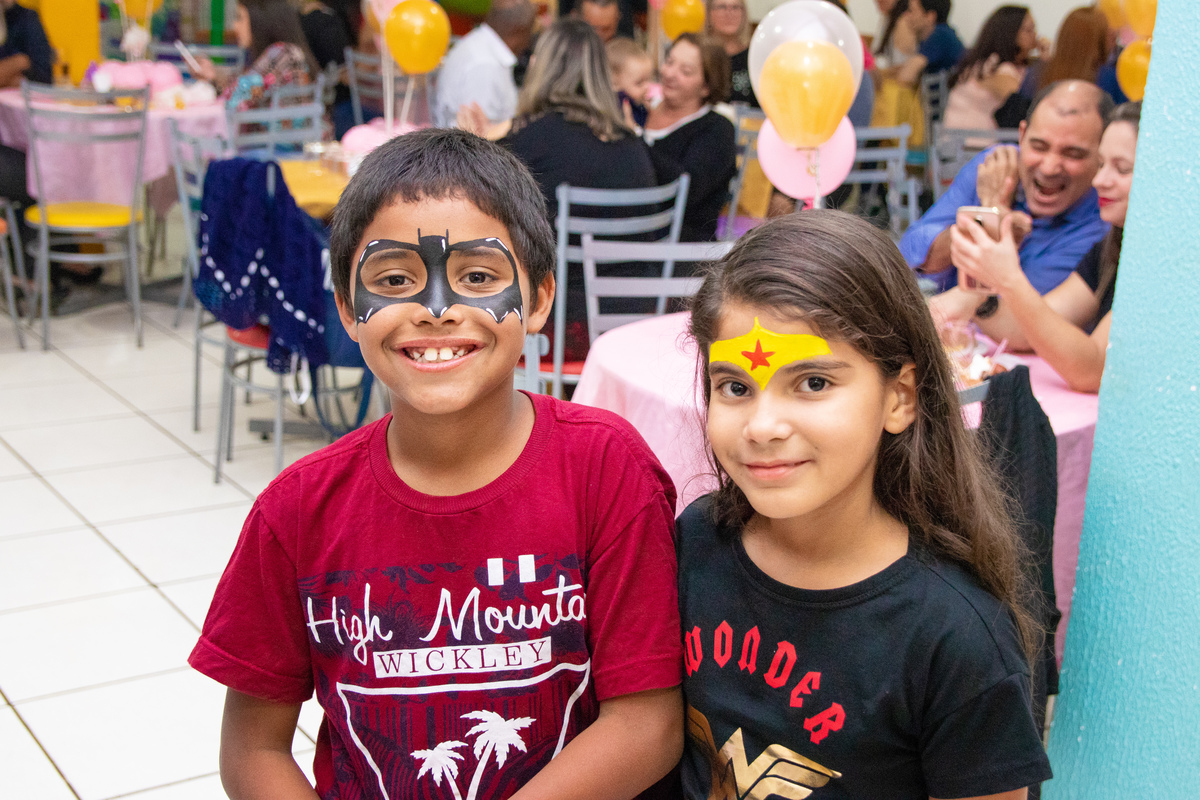 amigos com a cara pintada, pintura artística em aniversário