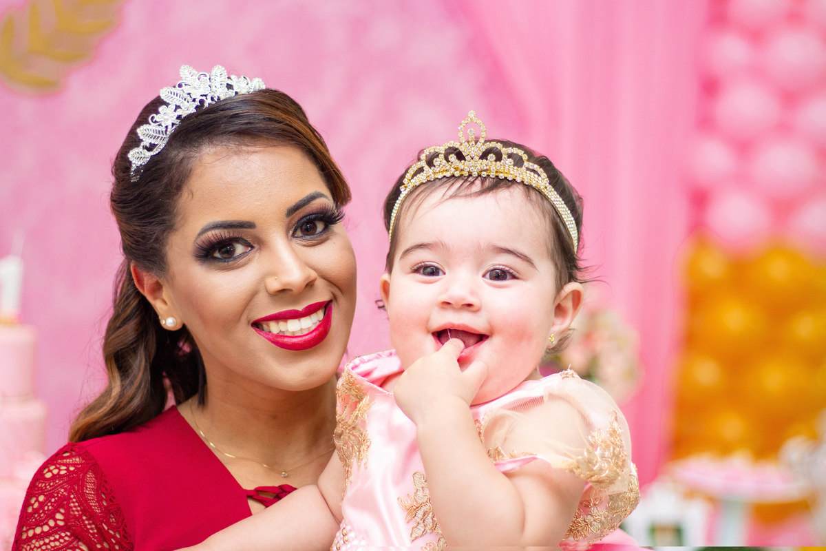 Mãe e filha sorrindo em sua festa de aniversário
