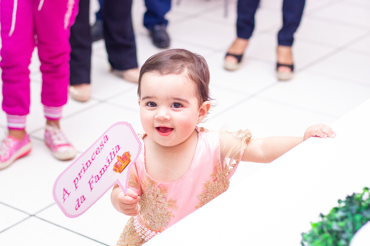 aniversariante brincando com plaquinhas em sua festa