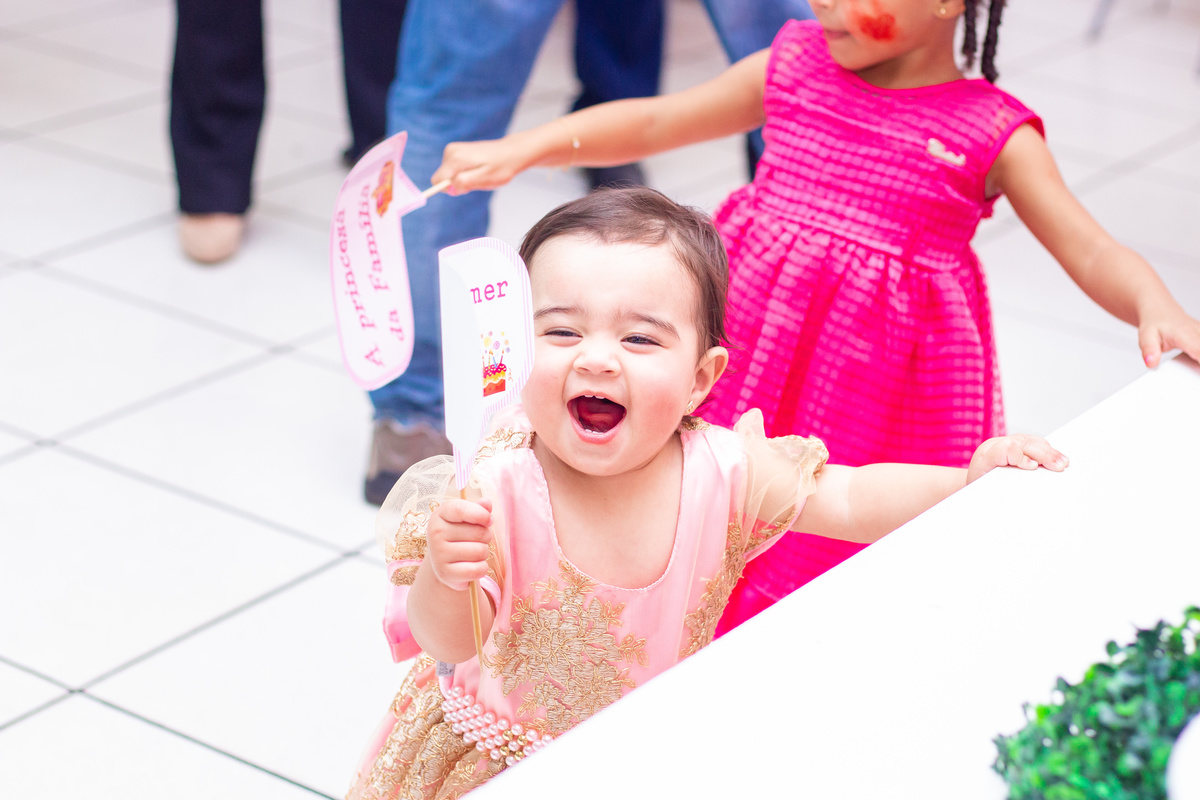 aniversariante rindo e brincando com plaquinhas divertidas