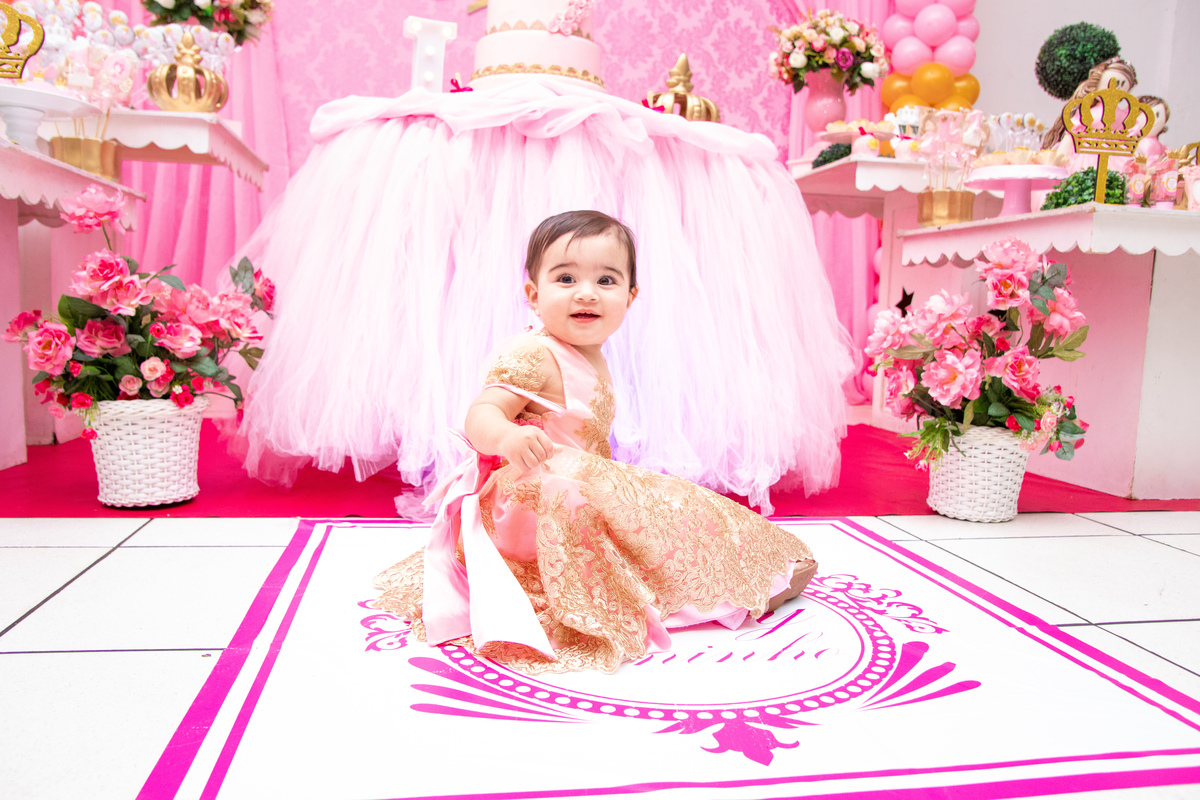 nenê de 1 ano em seu aniversário tema realeza 