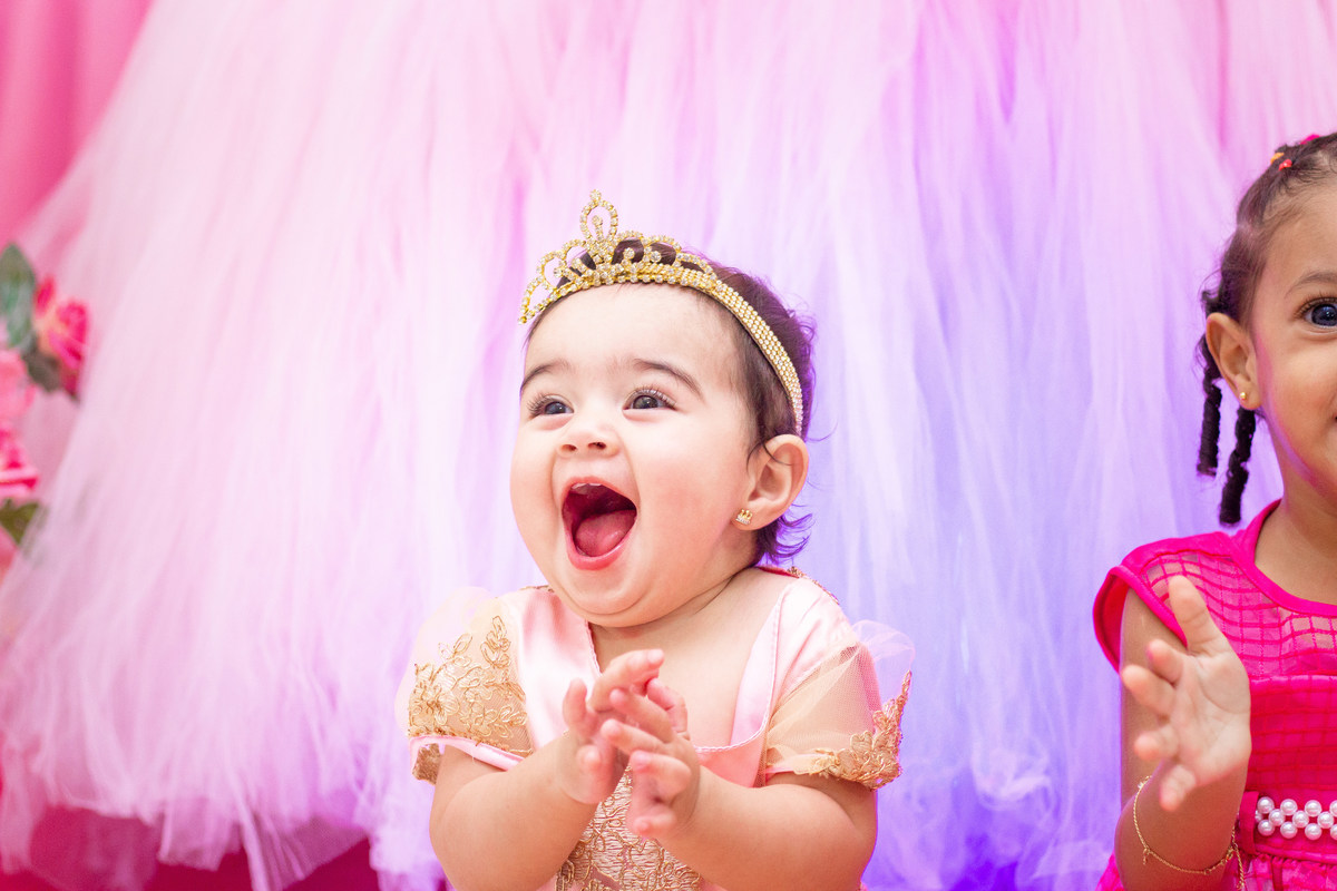 nenê sorrindo em seu aniversário de 1 ano