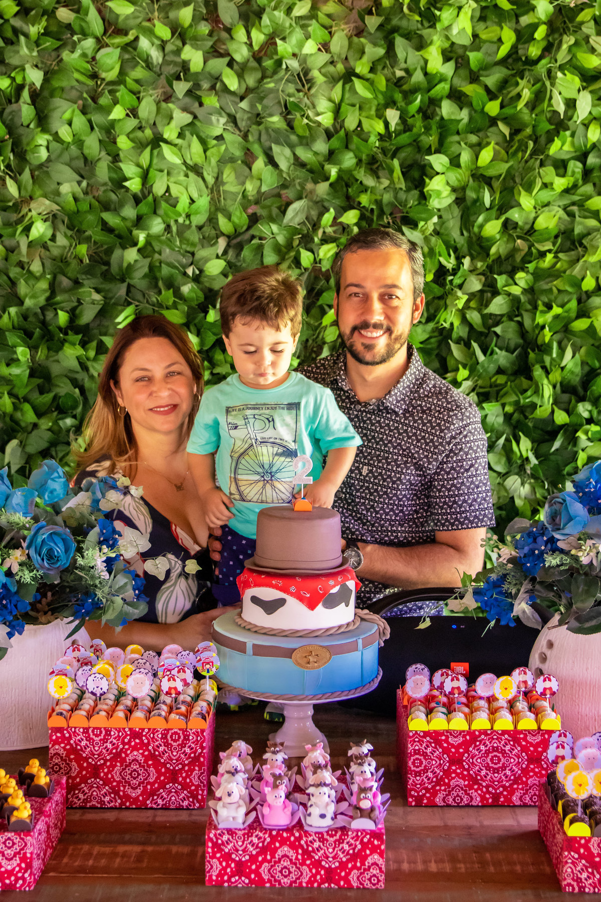 Pais e filho na mesa do bolo