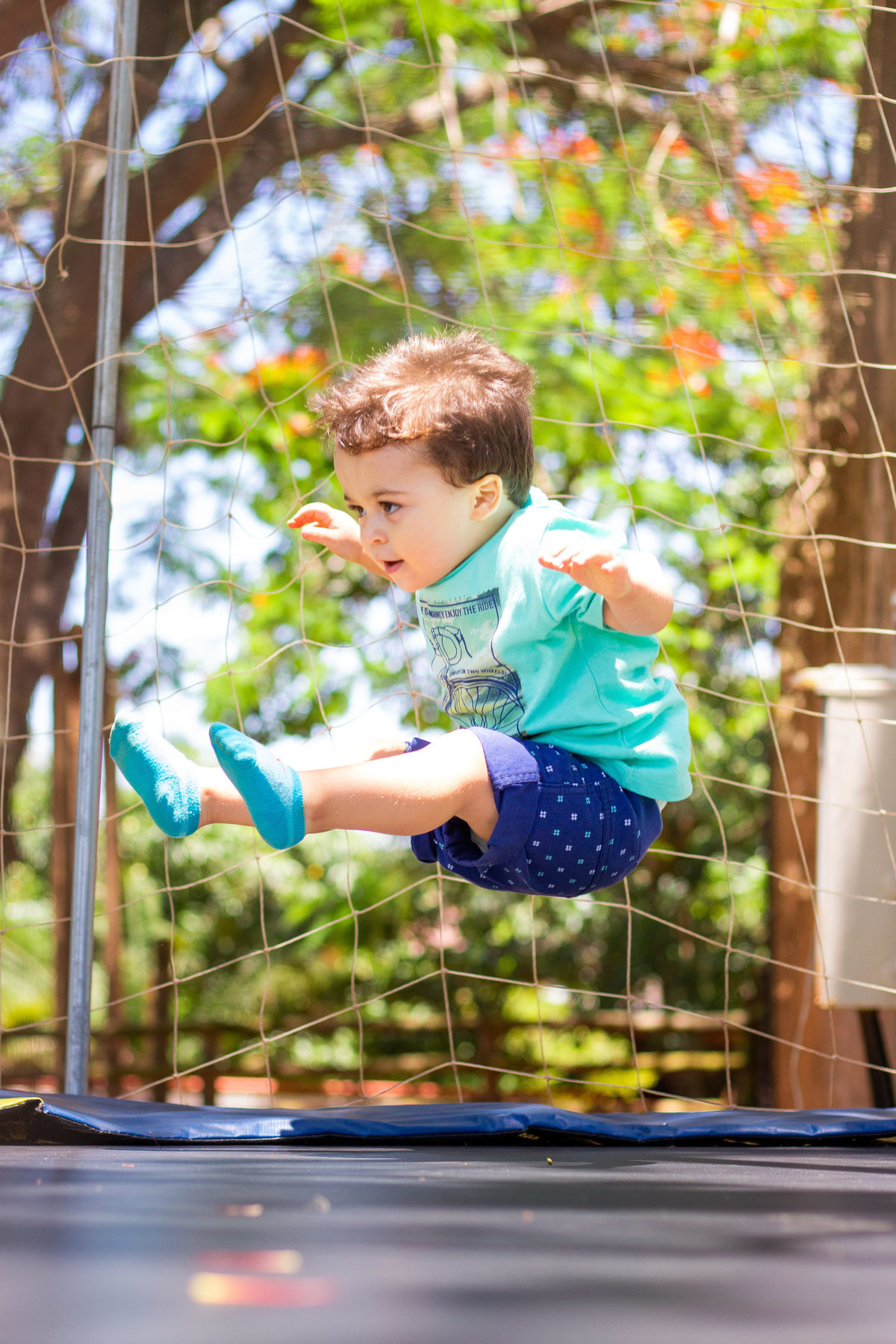 aniversariante pulando na cama elástica