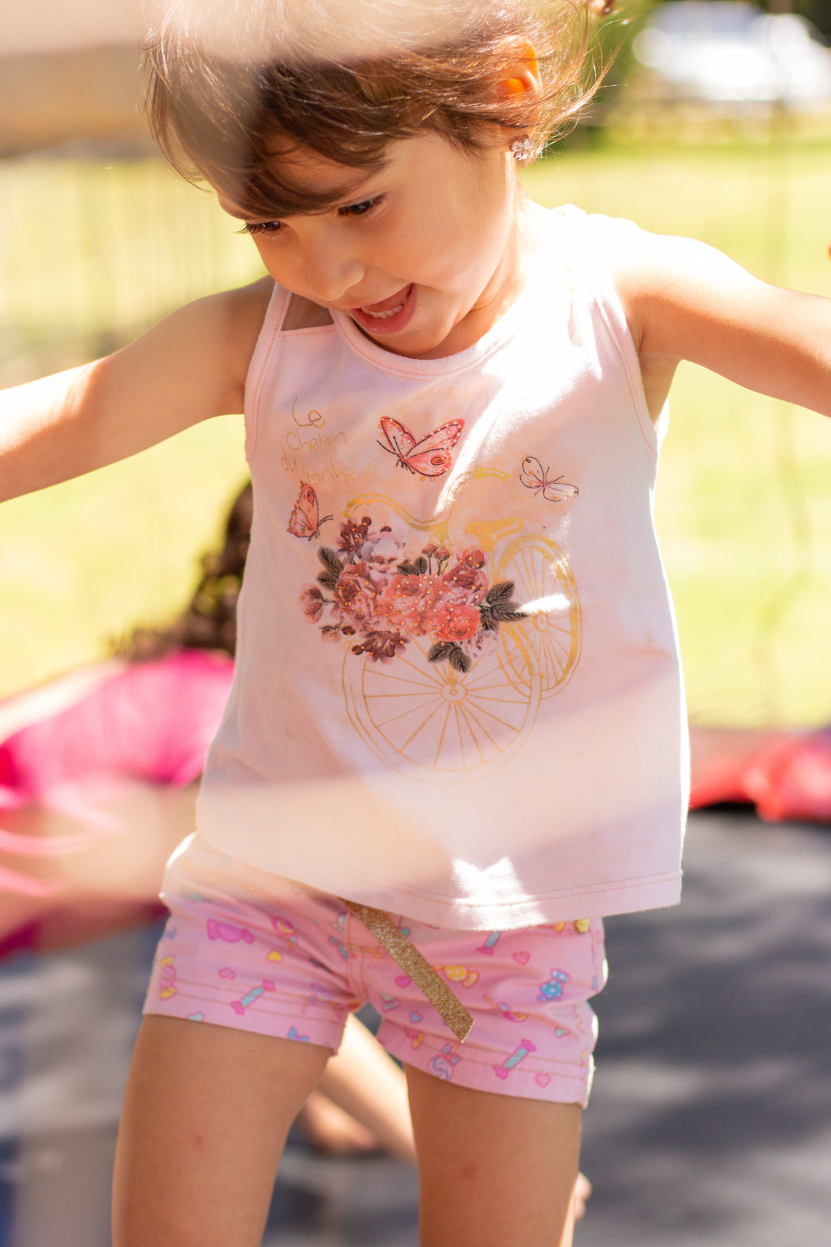 menina se divertindo em aniversário infantil