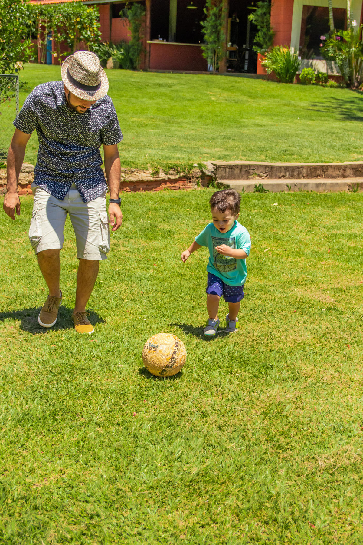 pai e filho jogando futebol em aniversário
