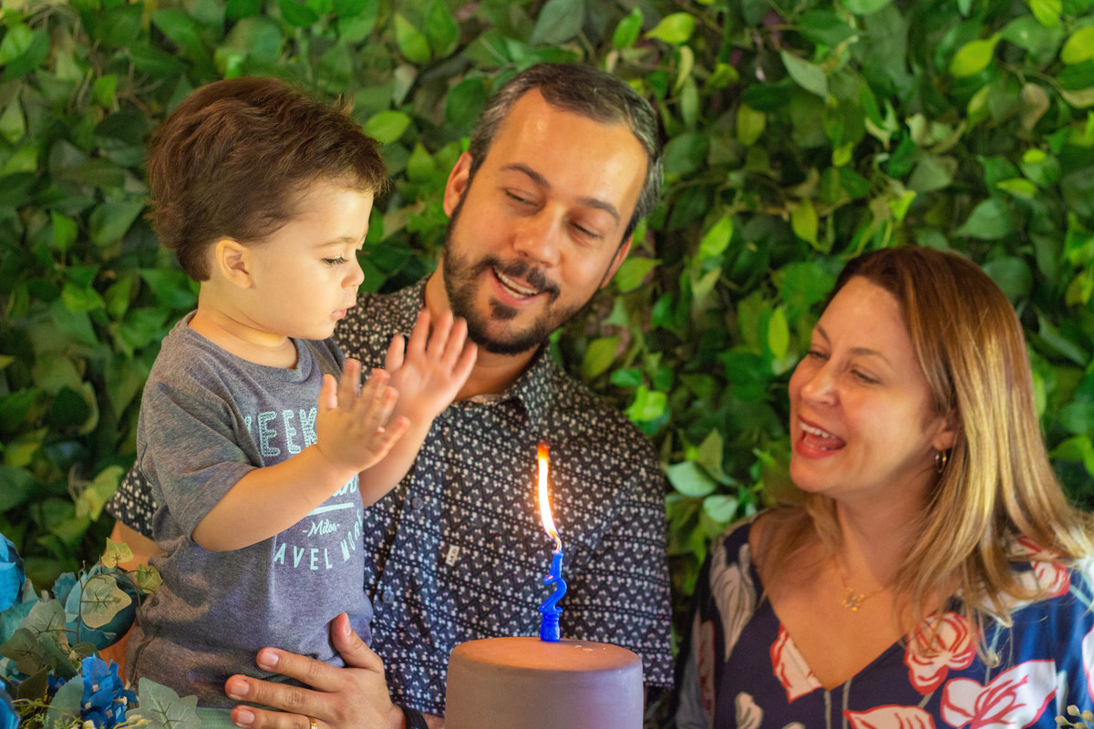 Pais e aniversariante cantando parabéns em seu aniversário