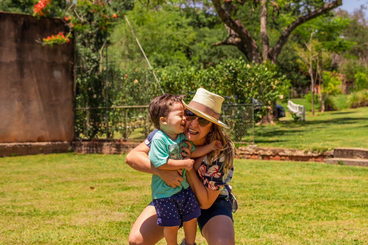 mãe e filho se abraçando no campo