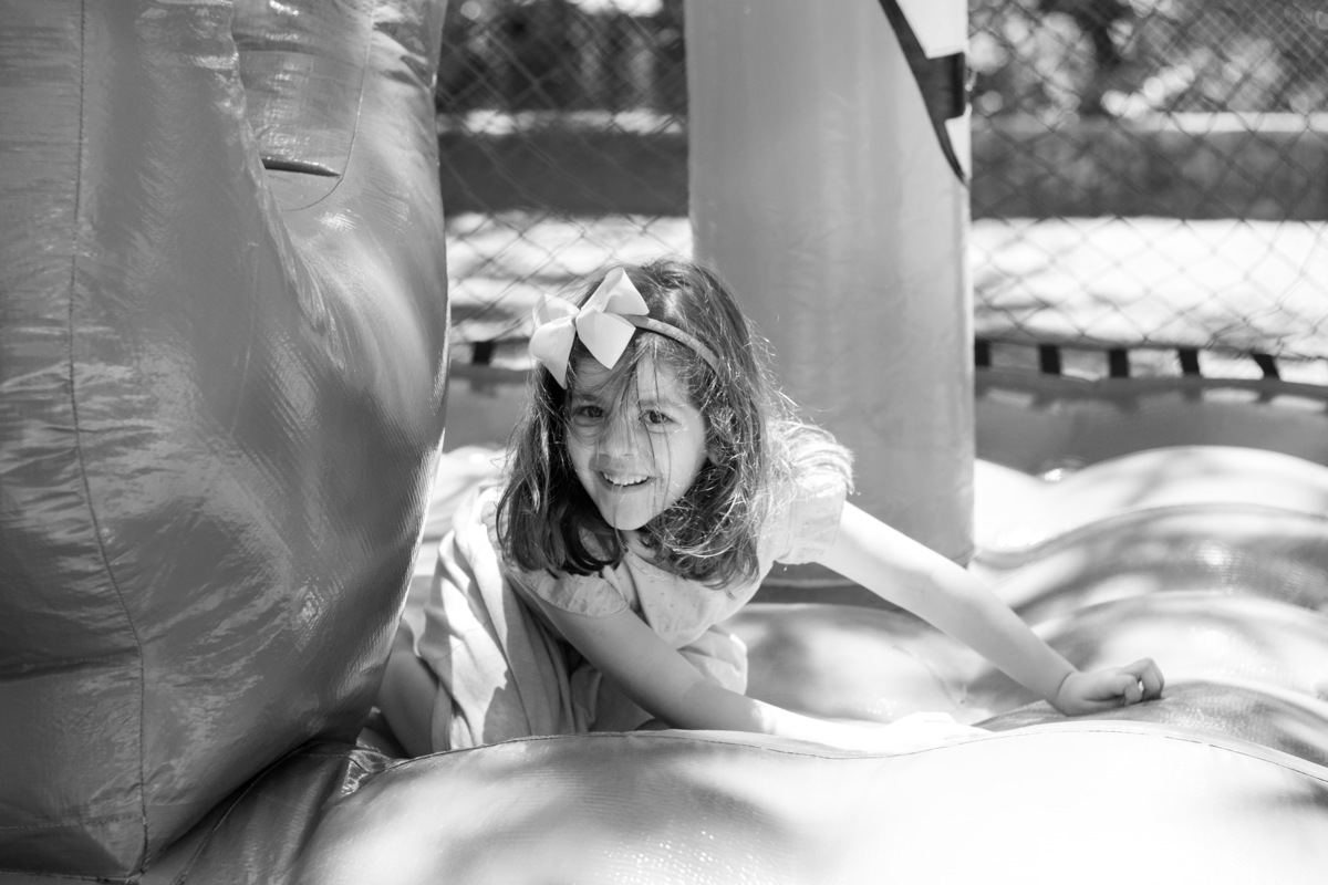 criança brincando em brinquedo inflável