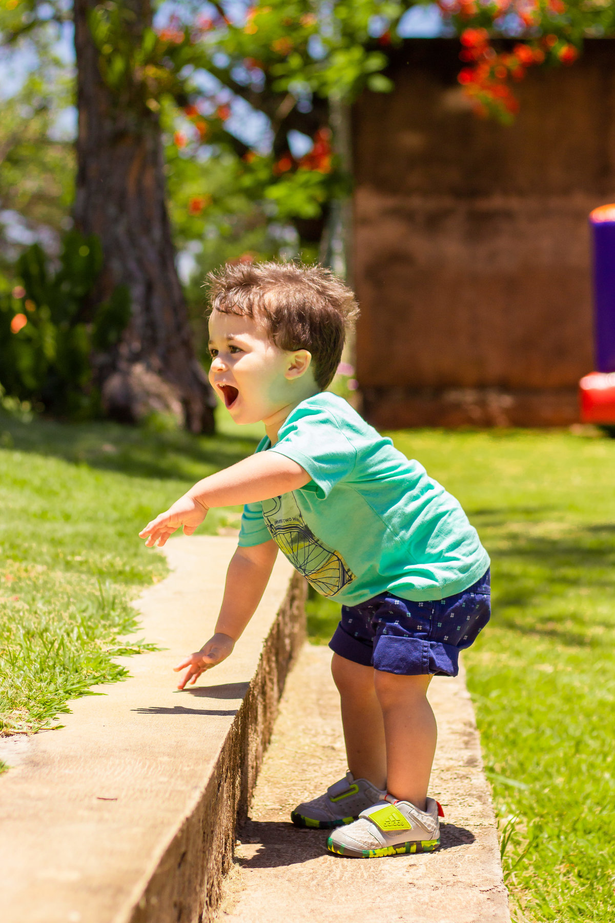 Nenê brincando em seu aniversário 